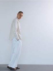 Jeansowa koszula comfort fit - złamana biel. Koszule męskie Reserved, l, bez wzorów, z denimu, bez kołnierzyka, bez ramiączek. W wyprzedaży za 89.99 zł.