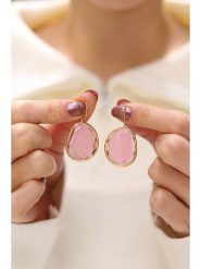 L'Atelier de Gaia Pozłacane kolczyki z elementami ozdobnymi rozmiar: onesize. Różowe kolczyki damskie L'Atelier de Gaia, pozłacane, z zapięciem typu bigiel. Za 43.99 zł.