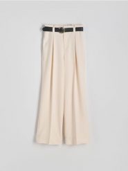 Szerokie spodnie z paskiem - złamana biel. Spodnie materiałowe damskie Reserved, bez wzorów, z tkaniny. W wyprzedaży za 79.99 zł.
