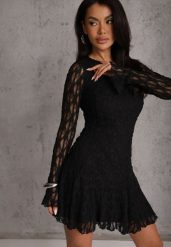 Czarna Sukienka z Koronki Ozdobiona Rozkloszowanymi Rękawami Cinalata. Czarne sukienki damskie Renee, l, bez wzorów, z koronki, eleganckie, bez kołnierzyka, bez ramiączek, mini, dopasowane. Za 179.99 zł.