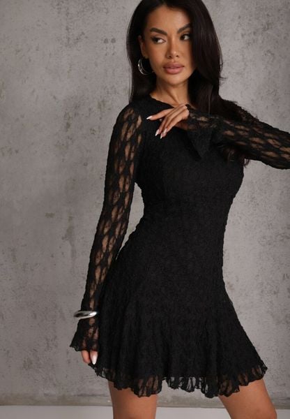 Czarna Sukienka z Koronki Ozdobiona Rozkloszowanymi Rękawami Cinalata. Czarne sukienki damskie Renee, l, bez wzorów, z koronki, eleganckie, bez kołnierzyka, bez ramiączek, mini, dopasowane. Za 179.99 zł.