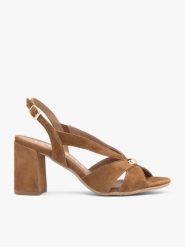 Jasnobrązowe sandały z ozdobą. Brązowe sandały damskie Ryłko, z aplikacjami, ze skóry, bez obcasa, na obcasie. Za 449.99 zł.