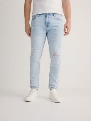 Jeansy carrot slim z przetarciami - niebieski. Niebieskie jeansy męskie Reserved. W wyprzedaży za 99.99 zł.