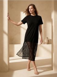 Sukienka midi z koronkowym dołem - czarny. Czarne sukienki damskie Sinsay, l, bez wzorów, z koronki, bez kołnierzyka, bez ramiączek, midi. Za 49.99 zł.
