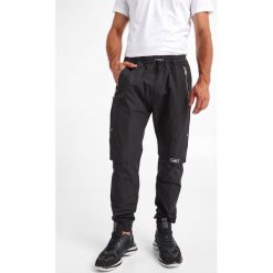 SPODNIE cargo DSQUARED2. Spodnie materiałowe męskie Dsquared2, bez wzorów. W wyprzedaży za 1,391.40 zł.