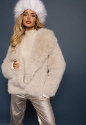 Beżowa Futerkowa Kurtka o Krótszym Kroju z Kieszeniami i Zapięciem na Haftkę Tililda. Brązowe kurtki damskie Renee, m, bez wzorów, z futra, bez kaptura. Za 259.99 zł.