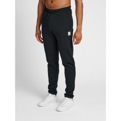 Jogging Hummel sweat. Czarne szorty męskie HUMMEL, bez wzorów, sportowe. Za 212.55 zł.