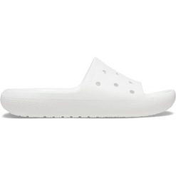 Klapki plażowe dla dorosłych Crocs Classic Slide V2. Białe klapki damskie Crocs, bez wzorów, bez obcasa. W wyprzedaży za 109.00 zł.