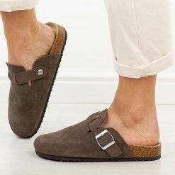 C. Brązowe skórzane klapki damskie Vinceza 101332. Brązowe klapki damskie VINCEZA, bez wzorów, z bawełny, bez obcasa, na płaskiej podeszwie. Za 159.00 zł.