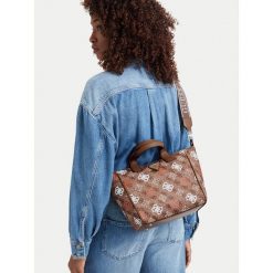 Torebka Guess. Brązowe torebki klasyczne damskie Guess, z aplikacjami, bez dodatków. Za 544.99 zł.