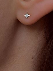 DIA DIAMONDS Srebrne kolczyki-wkrętki z diamentami rozmiar: onesize. Szare kolczyki damskie DIA DIAMONDS, z diamentem, srebrne. Za 166.10 zł.