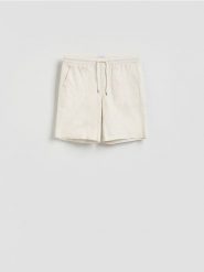 Szorty jogger regular fit - złamana biel. Szorty męskie Reserved, bez wzorów, z bawełny. Za 119.99 zł.