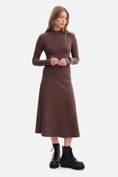 Bawełniana sukienka dzianinowa z golfem rozkloszowana brąz. Sukienki damskie Bewear, do pracy, m, bez wzorów, z bawełny, biznesowe, bez kołnierzyka, bez ramiączek, rozkloszowane. Za 259.00 zł.