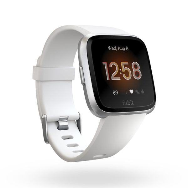 Zegarek sportowy VERSA LITE z pomiarem tętna na nadgarstku biały. Białe zegarki damskie FITBIT. Za 699.00 zł.