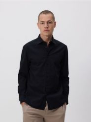Koszula regular z bawełny egipskiej - czarny. Czarne koszule męskie Reserved, l, bez wzorów, z bawełny, bez kołnierzyka, bez ramiączek. Za 129.99 zł.