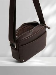 Torebka crossbody z imitacji skóry - brązowy. Brązowe torebki klasyczne damskie Sinsay, bez wzorów, ze skóry, bez dodatków. Za 29.99 zł.