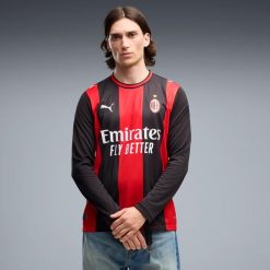 Koszulka piłkarska Puma AC Milan 26/27 domowa. Bluzki sportowe damskie Puma, s, z materiału, bez kołnierzyka, bez ramiączek. Za 489.99 zł.