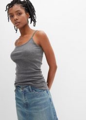 Bawełniany top na wąskich ramiączkach (2 szt.). Białe topy damskie bonprix, bez wzorów, z bawełny, bez kołnierzyka. Za 39.99 zł.