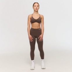 Legginsy damskie fitness z wysokim stanem cappuccino Fierce V-back. Brązowe legginsy damskie GYMBEAM, s, bez wzorów, z elastanu. Za 113.90 zł.