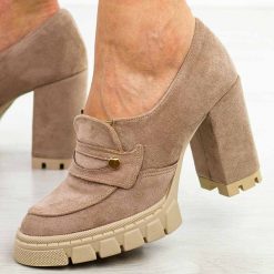 Beżowe zamszowe Polskie mokasyny damskie na słupku, loafersy Deoni D20. Brązowe mokasyny damskie Deoni, z zamszu. Za 299.00 zł.