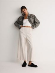 Spodnie culotte z wiskozą - beżowy. Brązowe spodnie materiałowe damskie Reserved, bez wzorów, z tkaniny. W wyprzedaży za 59.99 zł.