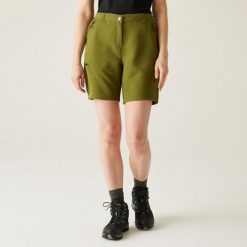 Spodenki turystyczne damskie Chaska. Zielone szorty damskie Regatta, bez wzorów, sportowe. W wyprzedaży za 184.00 zł.