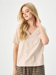 Bawełniana koszulka z dekoltem V - beżowy. Brązowe t-shirty damskie Sinsay, l, bez wzorów, z bawełny, bez kołnierzyka. Za 17.99 zł.