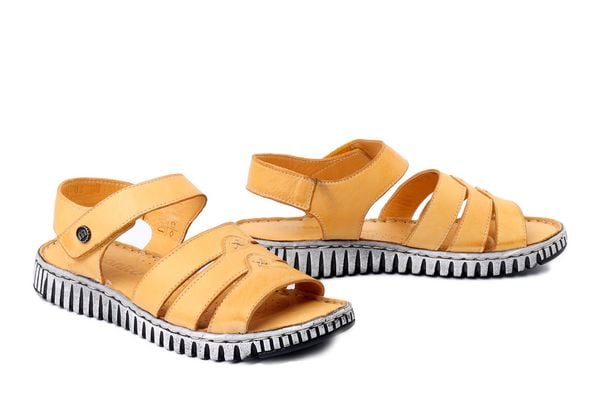 MANITU 910329-06 gelb, sandały damskie. Żółte sandały damskie Manitu, bez wzorów, ze skóry, bez obcasa. Za 229.42 zł.