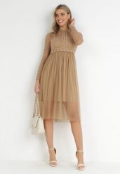 Ciemnobeżowa Sukienka Jynerris. Brązowe sukienki damskie Born2be, m, z aplikacjami, z koronki, eleganckie, bez kołnierzyka, bez ramiączek, midi, rozkloszowane. W wyprzedaży za 111.99 zł.