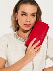 Lakierowana kopertówka na łańcuszku - czerwony. Czerwone torebki wieczorowe Sinsay, bez wzorów, z lakierowanej skóry, sportowe, bez kołnierzyka, bez ramiączek. Za 29.99 zł.