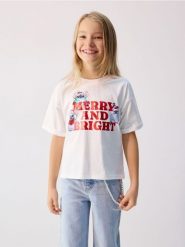 Świąteczny t-shirt Lilo i Stitch - złamana biel. Koszulki dziewczęce Reserved, bez wzorów, z bawełny, bez ramiączek. Za 45.99 zł.