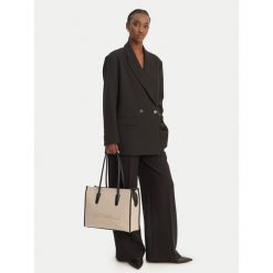 Torebka Coccinelle. Brązowe torebki klasyczne damskie Coccinelle, bez wzorów, bez dodatków. Za 1,399.99 zł.