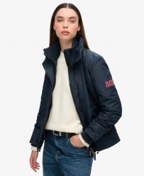 Superdry Kurtka Mtn Windbreaker damska z recyklingowanego poliestru. Niebieskie kurtki damskie Superdry., bez wzorów, z bawełny, bez kaptura. Za 381.85 zł.