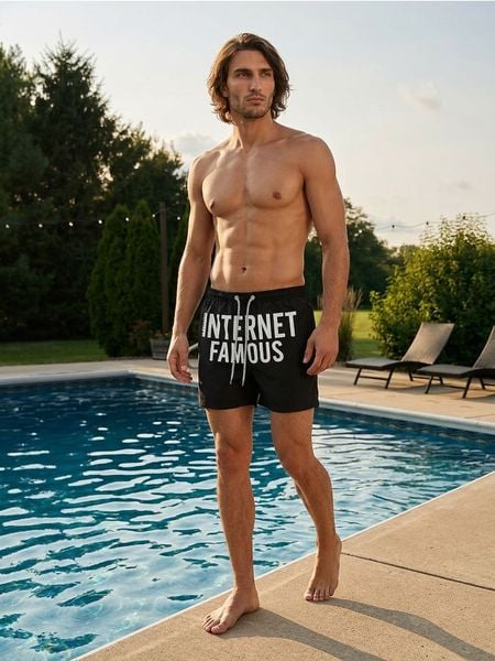 Szorty kąpielowe z napisem Internet Famous - czarny. Czarne szorty sportowe męskie Sinsay, l. W wyprzedaży za 14.99 zł.