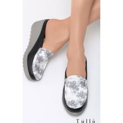 Czarne Klapki Think Differently. Czarne klapki damskie Born2be, bez wzorów, z materiału, bez obcasa, na koturnie. Za 29.99 zł.