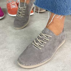 Taupe ażurowe skórzane półbuty damskie S.Barski 7080. Półbuty damskie S.BARSKI, w ażurowe wzory, z jeansu, casualowe, bez obcasa, na płaskiej podeszwie. Za 249.00 zł.