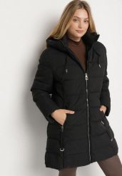 Czarna Pikowana Kurtka o Taliowanym Fasonie z Kapturem Acindrie. Czarne kurtki damskie Born2be, na zimę, plus size, z aplikacjami, z jeansu, z kapturem. Za 229.99 zł.
