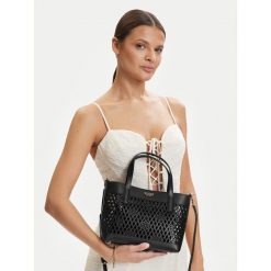 Torebka Guess. Czarne torebki klasyczne damskie Guess, z aplikacjami, bez dodatków. Za 427.99 zł.