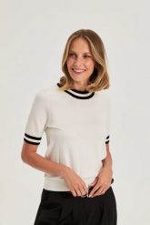 Sweter z krótkim rękawem biały. Białe swetry klasyczne damskie MOODO, l, z poliamidu, bez kołnierzyka. Za 89.99 zł.