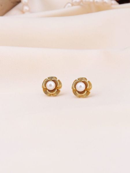 Pierres de Jade Pozłacane kolczyki-wkrętki z perłami rozmiar: onesize. Białe kolczyki damskie Pierres de Jade, z perłą, pozłacane. Za 39.99 zł.