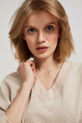Bluza z dekoltem w serek piaskowa. Bluzy bez kaptura damskie MOODO, xs, z bawełny. W wyprzedaży za 49.99 zł.