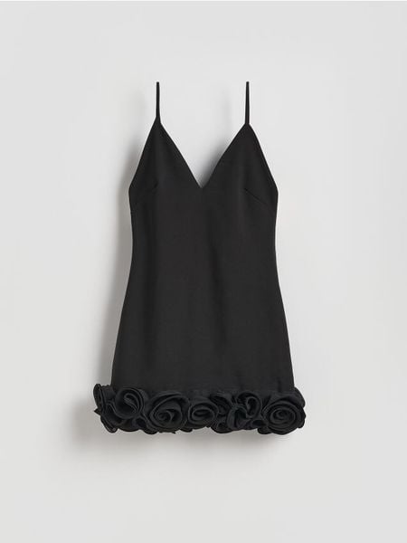 Sukienka z ozdobną aplikacją - czarny. Czarne sukienki damskie Reserved, l, z aplikacjami, z tkaniny, bez kołnierzyka, bez ramiączek, dopasowane. W wyprzedaży za 149.99 zł.