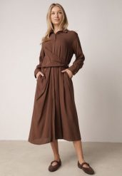 Brązowa Wiskozowa Sukienka Koszulowa z Marszczeniem i Guzikiem w Talii Lennatha. Brązowe sukienki damskie Born2be, na co dzień, l, bez wzorów, z materiału, eleganckie, bez kołnierzyka, bez ramiączek, koszulowe. Za 149.99 zł.