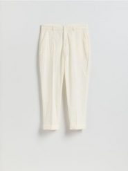 Spodnie carrot fi - złamana biel. Spodnie materiałowe męskie Reserved, bez wzorów, z bawełny. Za 149.99 zł.