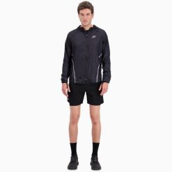 Męska lekka kurtka przeciwwiatrowa do biegania i trailu HORIZON WINDBREAKER. Czarne kurtki treningowe męskie BODYCROSS, na zimę, l, bez wzorów, do biegania. Za 739.99 zł.