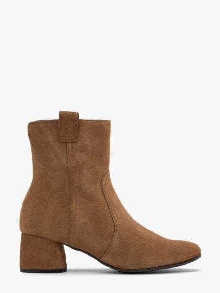 Rude botki z weluru na niskim obcasie. Brązowe botki damskie Ryłko, ze skóry, z okrągłym noskiem, bez obcasa, na słupku, bez zapięcia. Za 429.99 zł.