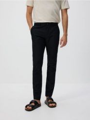 Spodnie chino slim fit - czarny. Czarne spodnie materiałowe męskie Reserved, bez wzorów, z tkaniny. Za 159.99 zł.