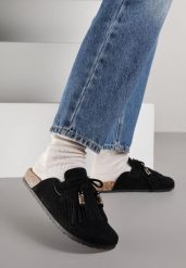 Czarne Klapki Mule z Imitacji Zamszu Zdobione Koralikami i Frędzlami Elwedena. Czarne klapki damskie Born2be, z aplikacjami, z jeansu, bez obcasa, na płaskiej podeszwie. Za 79.99 zł.