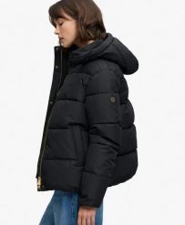 Superdry Premium Pikowana Kurtka z Kapturem – wypełnienie z recyklingu – Black. Czarne kurtki damskie Superdry., bez wzorów, z kapturem. Za 550.00 zł.