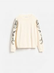 Sweter z ozdobną aplikacją - kremowy. Białe swetry klasyczne damskie Reserved, l, z dzianiny, bez kołnierzyka. Za 139.99 zł.
